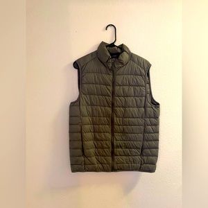 Men’s gray puffer vest